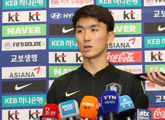 파울루 벤투 감독이 이끄는 한국 축구 국가대표팀이 호주, 우즈베크와 평가전을 마친 뒤 21일 오후 인천 영종도 인천국제공항을 통해 귀국했다. 황인범이 취재진 질문에 답하고 있다. 연합뉴스